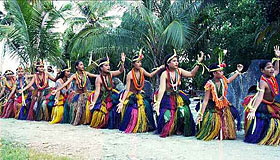 Остров Яп. Местные жители демонстрируют туристам традиционные танец.