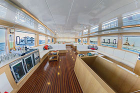 Салон и обеденный зал на яхте Blue Seas.