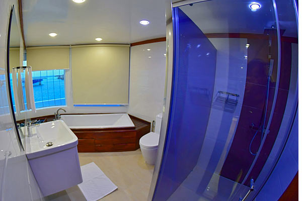 Ванная комната в каюте Ocean View на яхте Blue