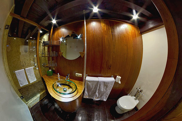 Ванная комната в каюте Deluxe на яхте Dewi Nusantara.