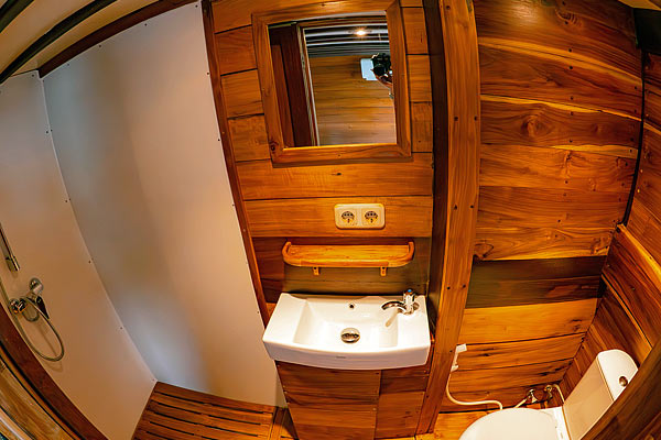 Ванная комната на яхте Duyung Baru