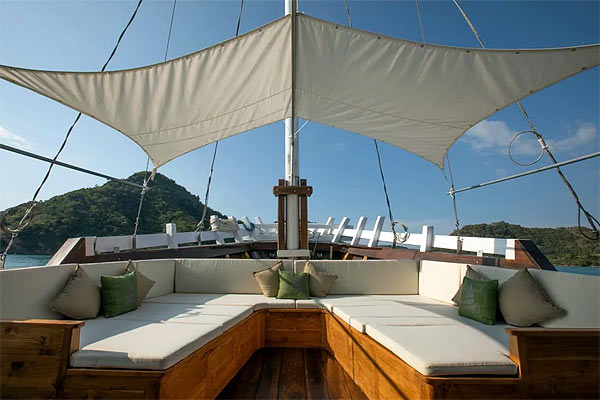 Полузатенённая открытая палуба на яхте Indo Master.