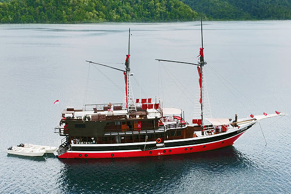 Дайвинг сафари в Индонезии на яхте La Galigo.