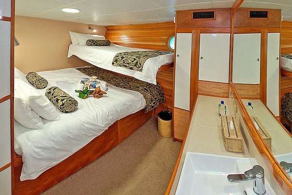 Яхта Naia: каюты с двуспальной кроватью + кровать-полка.