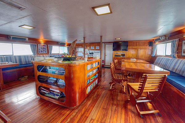 Яхта Naia: салон. Дайвинг-сафари на Фиджи и Тонга.