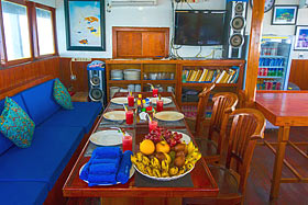 Салон кают-компании на яхте Pearl of Papua.