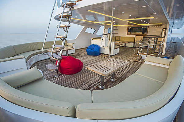 Яхта Sea Serpent. Полузатененная палуба с диванами и столами для напитков.