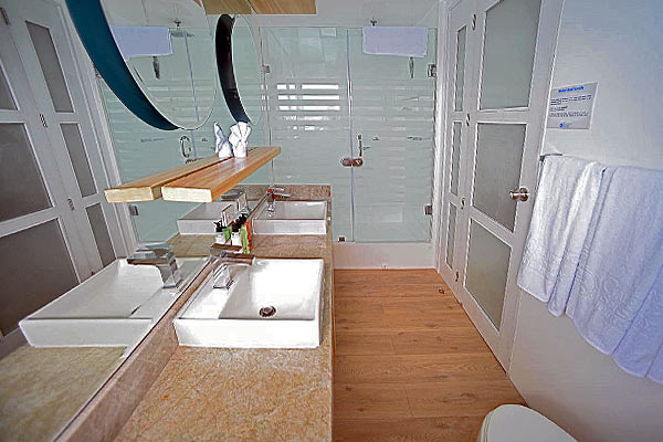 Ванная комната на яхте Galapagos Sea Star Journey