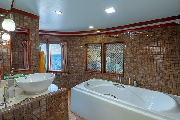 Ванная комната в каюте Executive Suite на яхте Sunseeker