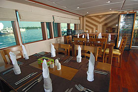 Обеденный зал на яхте Leo (Ark Royal)