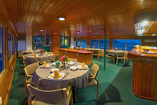 Обеденный зал на яхте Odyssey Обеденный зал на яхте Odyssey