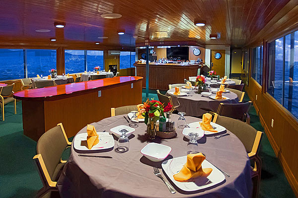 Обеденный зал на яхте Odyssey Обеденный зал на яхте Odyssey