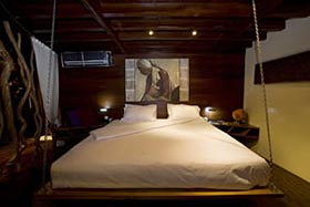 Каюта Master Suite на яхте Dewi Nusantara. Каюта Master Suite на яхте Dewi Nusantara.