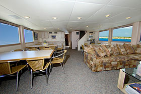 Столовая и салон кают-компании на яхте Turks & Caicos Explorer II