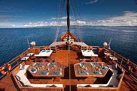 Ресторан на открытой палубе на яхте Arenui