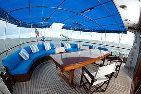 Полузатенёная терраса на корме на яхте Aldebaran. Дайвинг-сафари на Мальдивах.