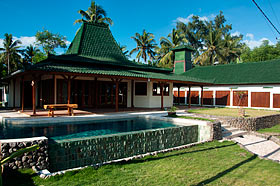 Private Villa — роскошная вилла, построенная в традиционном для острова Ява стиле Joglo, с двумя спальнями, просторной гостиной, кухней, террасой с видом на море, тропическим садом и бассейном.