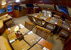 Яхта Mermaid II: обеденный зал.