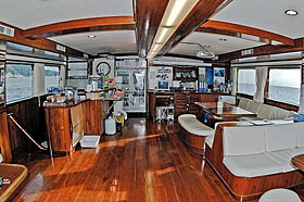 Салон кают-кампании и обеденный зал на яхте Scuba Explorer