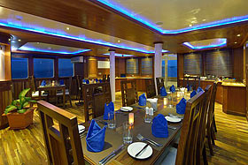 Ресторан на яхте Maldives Princess