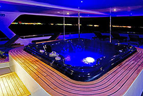 Сан-дек с джакузи. Яхта Ocean Sapphire Сан-дек с джакузи. Яхта Ocean Sapphire