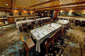 Ресторан на судне Galapagos Legend