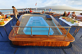 Открытая палуба с бассейном на судне Galapagos Legend