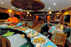 Обеденный зал на яхте Oman Explorer