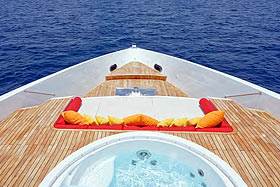 Яхта Blue Force One. Сан-дек с лежаками и джакузи в носовой части верхней палубы.