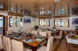 Обеденный зал на яхте Galapagos Seaman Journey