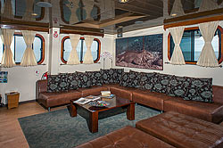 Кают-компания на яхте Galapagos Seaman Journey