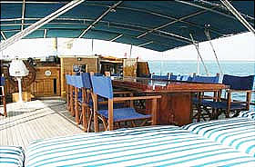 Полузатенённая открытая палуба на яхте San Marco. | Дайвинг-сафари в Судане.
