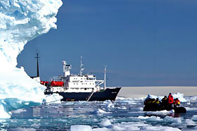 Корабль «Polar Pioneer», экскурсия на надувных лодках