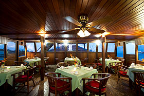 Ресторан на шхуне Mnuw пришвартованной рядом с Manta Ray Bay Resort