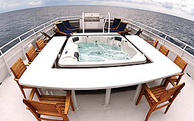 Ванна-джакузи на верхней палубе яхты Caribbean Pearl II 