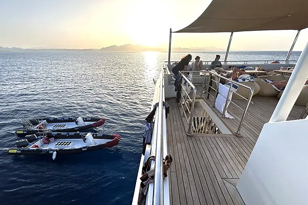 Палуба для отдыха на яхте Alsuraya