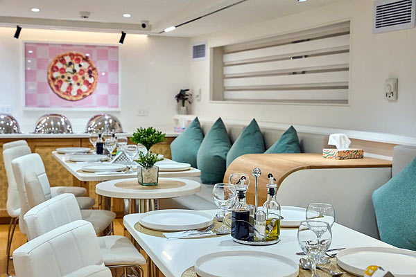 Обеденный зал на яхте Alsuraya