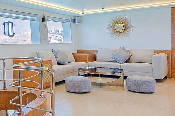 Салон кают-компании на яхте Alsuraya