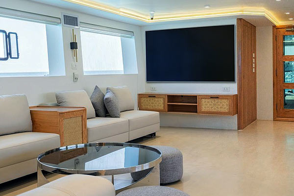 Салон кают-компании на яхте Alsuraya