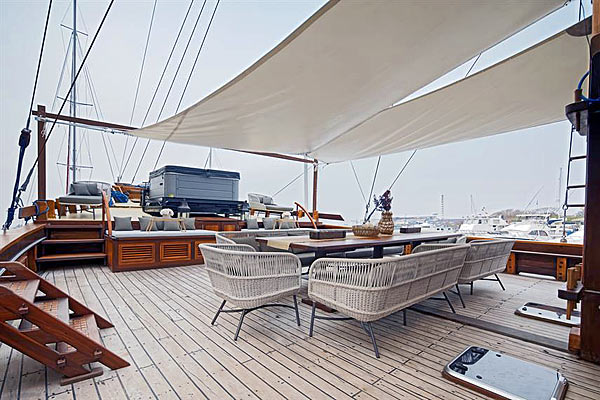 Полузатенённая навесом палуба на яхте Amaya Explorer
