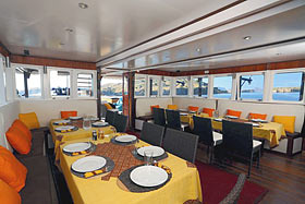 Обеденный зал на яхте Ambai.