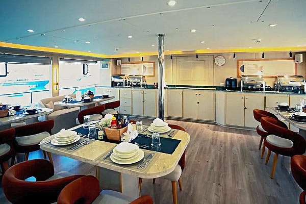 Обеденный зал на яхте Avo.