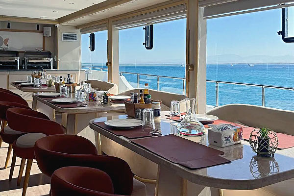 Обеденный зал на яхте Avo.