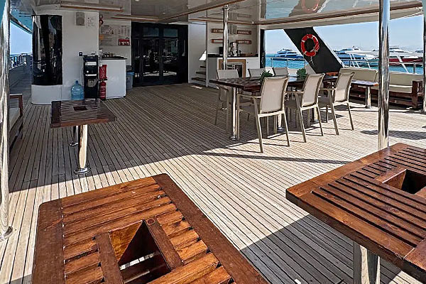 Палуба для отдыха на яхте Avo.