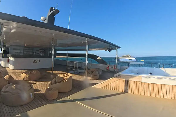 Сан-дек на яхте Avo.