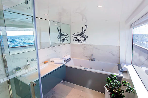Ванная комната в каюте Master Suite. Яхта Azalea.