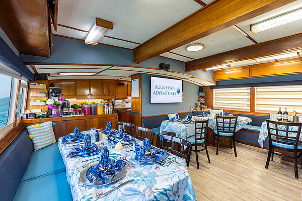 Салон/обеденный зал на яхте Belize Aggressor V