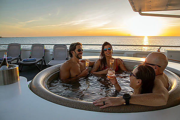 Сан-дек и джакузи на верхней палубе. Яхта Belize Aggressor V.