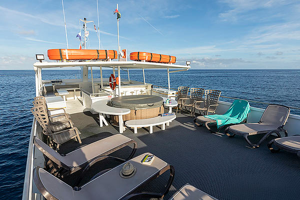 Сан-дек с джакузи. Яхта Belize Aggressor V.