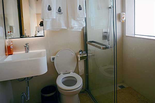 Ванная комната с душем в каюте на яхте Black Pearl